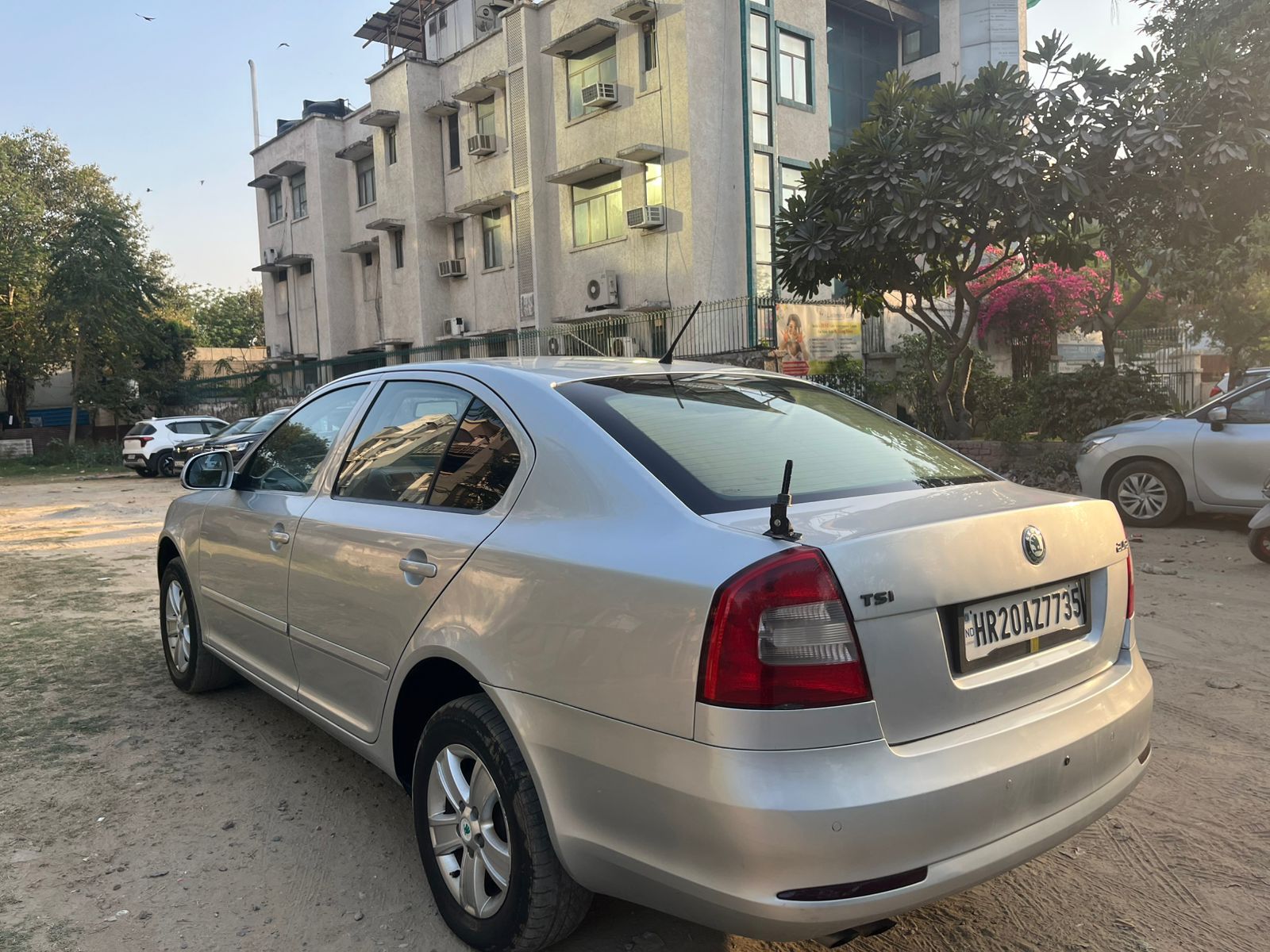 
								Skoda Laura Ambiente 1.8 TSI Petrol full									